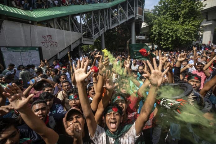 Protestas contra gobierno de Bangladesh dejan 100 muertos, ministra renuncia