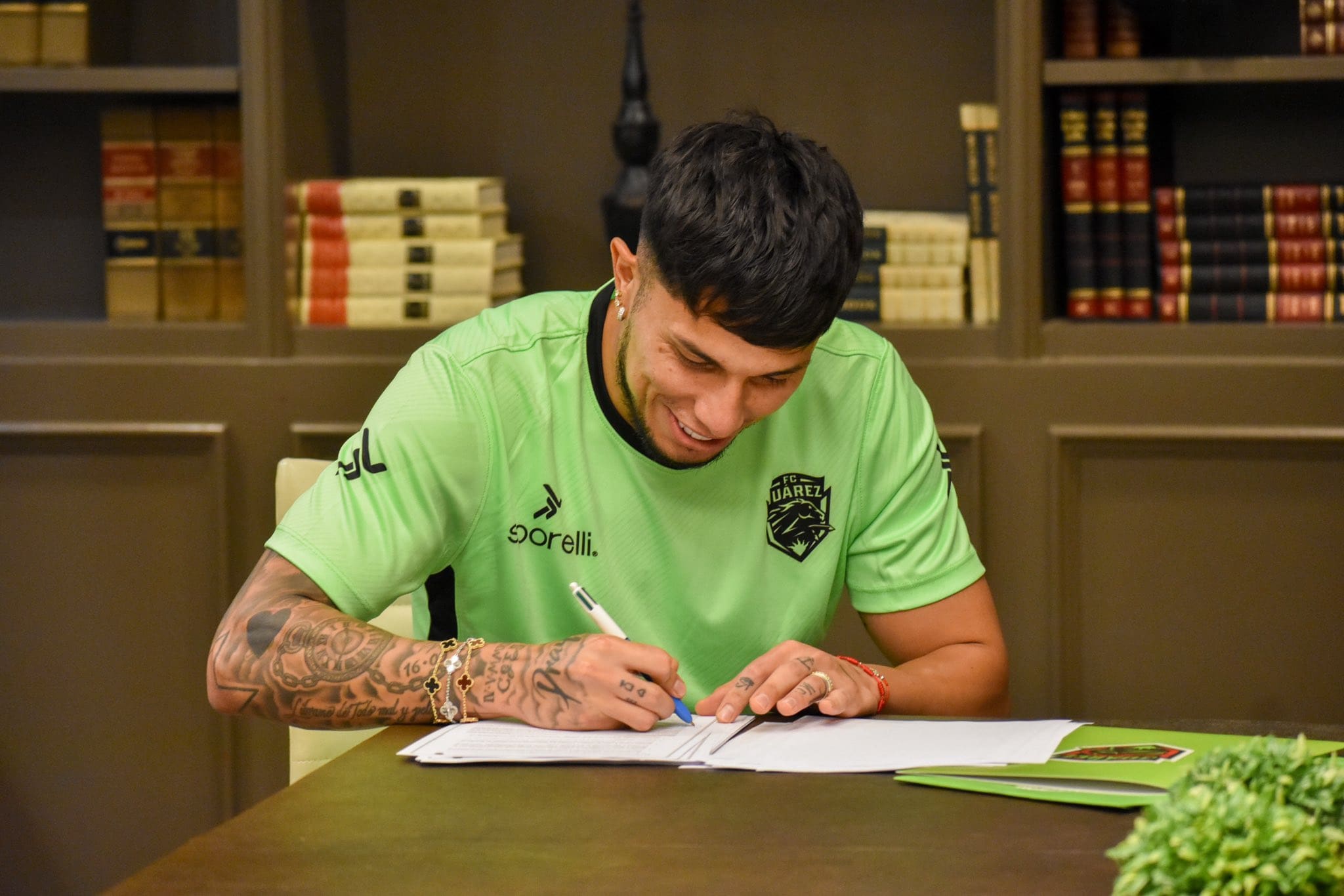 Carlos Salcedo acuerda contrato con FC Juárez, tras polémica por asesinato de su hermana Paola