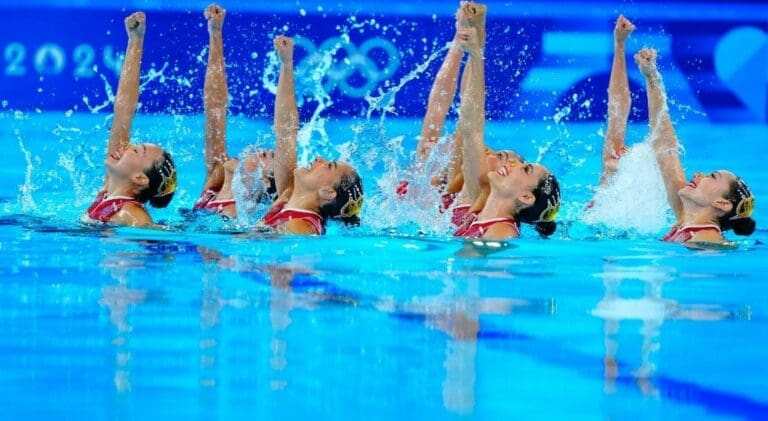 Video: Equipo de natación artística debuta en París 2024 al ritmo de Don’t Stop Me Now de Queen
