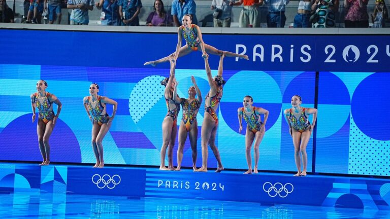 Video: Equipo de natación artística hace rutina en honor a la mariposa monarca en París 2024