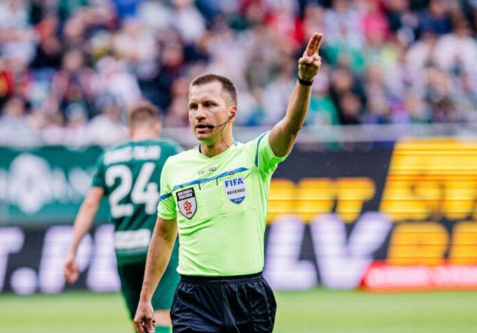 Detienen a dos árbitros de la UEFA por pasarse de copas antes de un partido de la Champions League