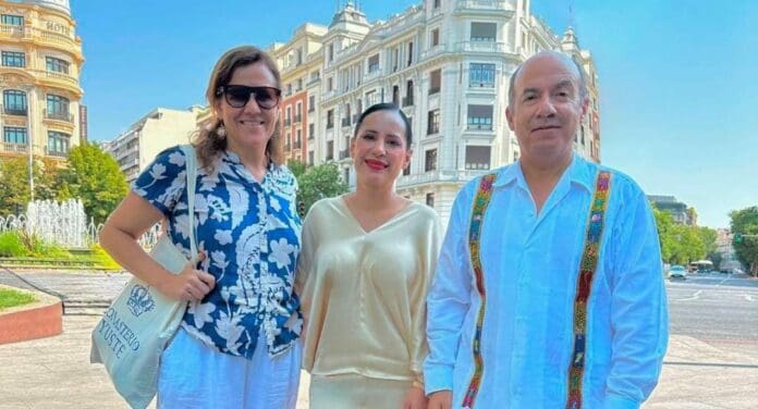 Critican a la exalcaldesa Sandra Cuevas por tomarse foto con Felipe Calderón y su esposa Margarita Zavala en España.