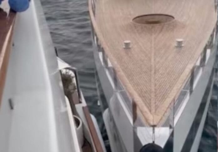 Video: yate de Ricardo Salinas Pliego es chocado por el de la viuda de Steve Jobs en Nápoles, Italia