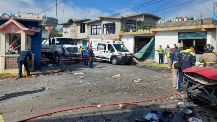 Explota camioneta con pirotecnia y deja un muerto y 13 heridos en Edomex