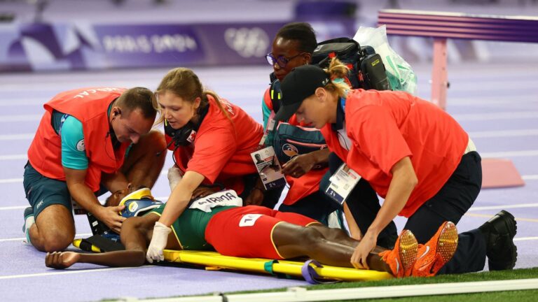 Video: Atleta etíope sufre escalofriante caída en los 3 mil metros con obstáculos de París 2024
