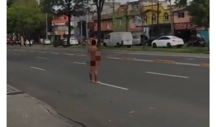 VIDEO: Captan a hombre desnudo frente a Metrobús de CDMX y lo apodan el 'Terminator de Tasqueña'