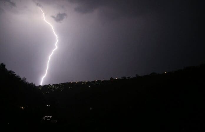 Caída de rayo en un río en Jalisco deja dos muertos y ocho menores heridos