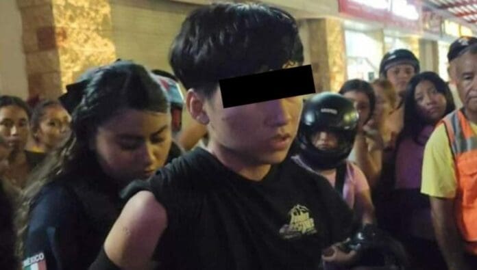 Un joven fue detenido en Cancún luego de ser sorprendido robando una motocicleta en la Multiplaza de Villas del Mar.
