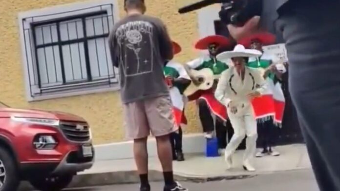 Video: Captan a Bruno Mars vestido de mariachi y bailando en calles de CDMX