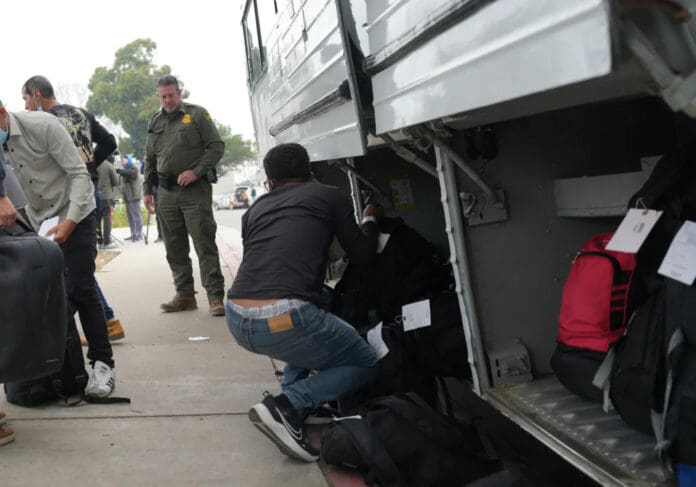 Autoridades hallan a 41 migrantes de India, Nepal y Ecuador encerrados en una casa de Oaxaca