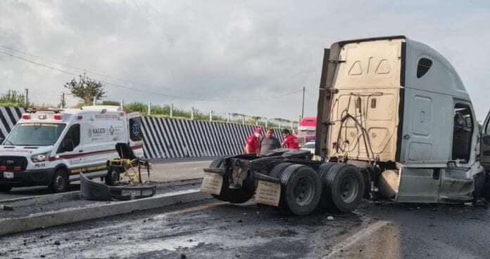 El conductor de un tráiler arrolló a un grupo de motociclistas, uno de los cuales falleció, en la capital de Colima.