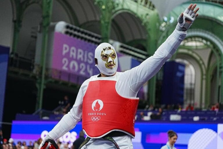 Carlos Sansores: el quintanarroense que hizo vibrar a París 2024 con su máscara de luchador y sus patadas, puede ir a repechaje