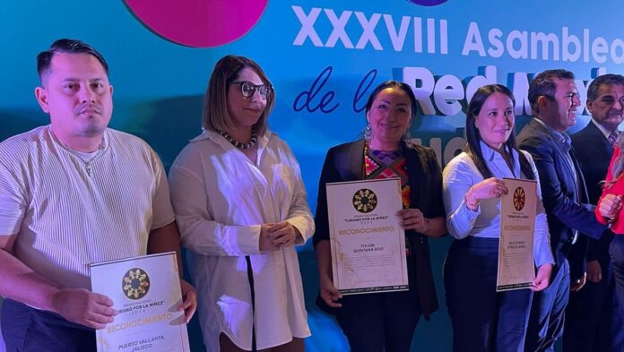 Recibe Tulum distintivo clave por la defensa de los derechos de la niñez