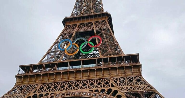 Evacuaron la Torre Eiffel debido a la presencia de un escalador desconocido antes de la clausura de París 2024.