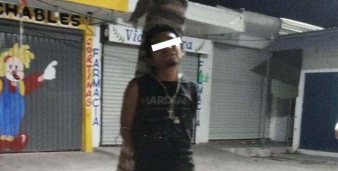 Un presunto delincuente fue captado en flagrancia en Puerto Aventuras por los ciudadanos, quienes lo agarraron.