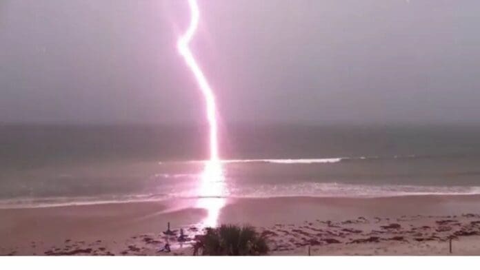 Muere turista por caída de rayo en playa de Oaxaca