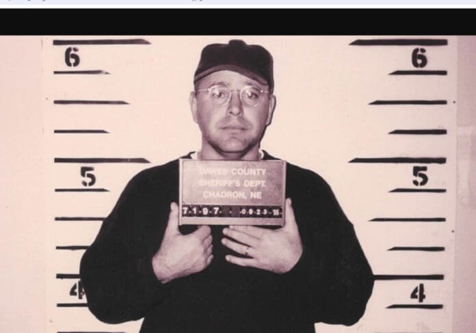 Difunden foto de ficha policial del compañero de fórmula de Kamala Harris en EE. UU.