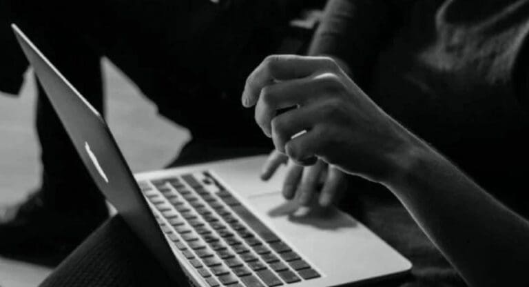 Descubren falla que afecta a navegadores Safari, Chrome y Firefox desde hace 18 años. Piden a usuarios tener cuidado.