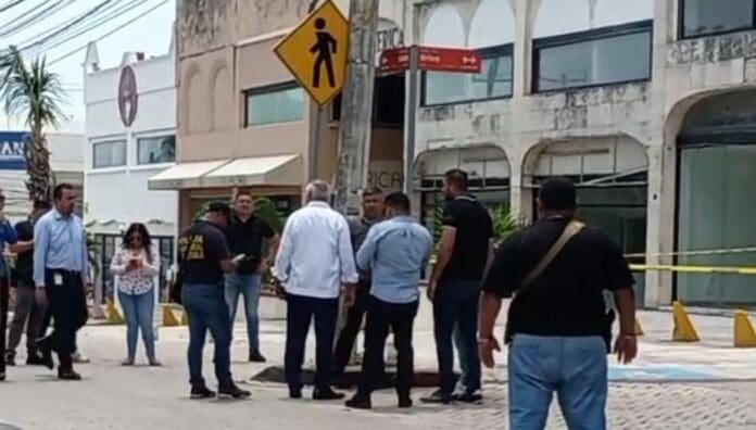 Una balacera y persecución en Cancún culminó con dos sujetos detenidos, uno de los cuales resultó lesionado.