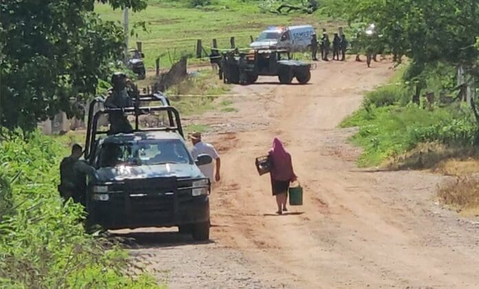 Vehículo militar con 4 elementos cae a barranco en Culiacán; uno de los soldados murió