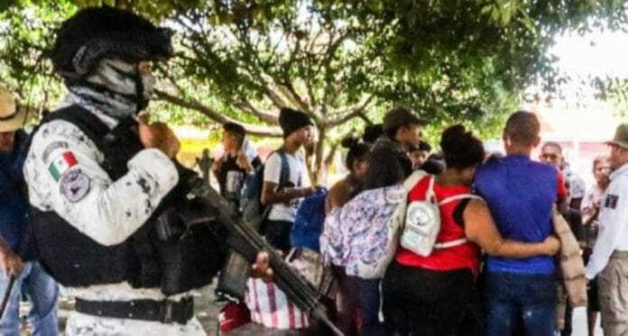 Migrantes acusan a Guardia Nacional de disparar y matar a una menor en Silao, Guanajuato. Elementos lo niegan.