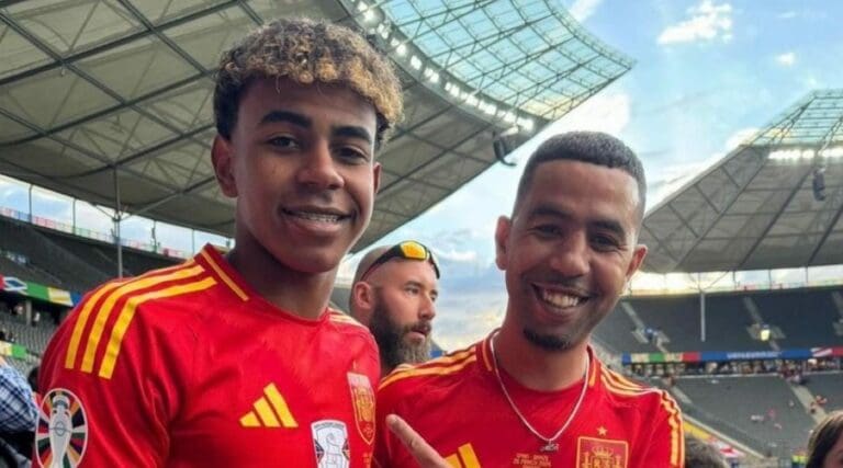 Apuñalaron en España al padre del futbolista Lamine Yamal. Se le reporta como delicado aunque su vida no está en riesgo.