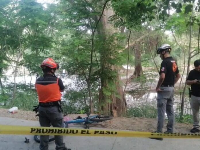 Mujer ciclista muere tras caer de barranco en Nuevo León