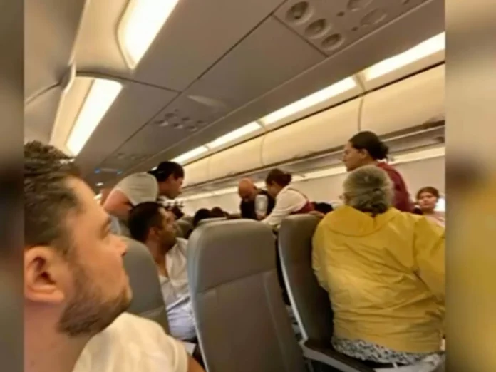 VIDEO: Médico del IMSS salva la vida de un pasajero con arritmia cardiaca en pleno vuelo