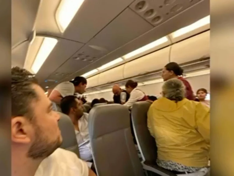 VIDEO: Médico del IMSS salva la vida de un pasajero con arritmia cardiaca en pleno vuelo