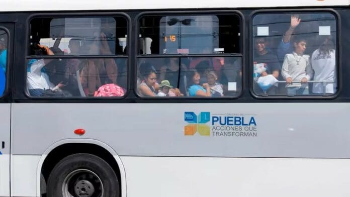 Video: Mujer pierde un dedo a bordo de un autobús en Puebla; se le atoró en la puerta
