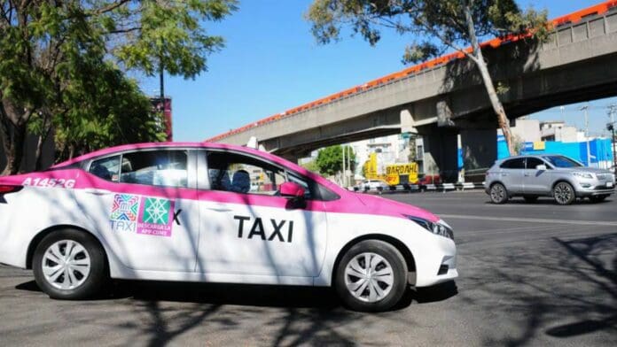 Taxista de la CDMX devuelve maletín con 100 mil pesos en efectivo
