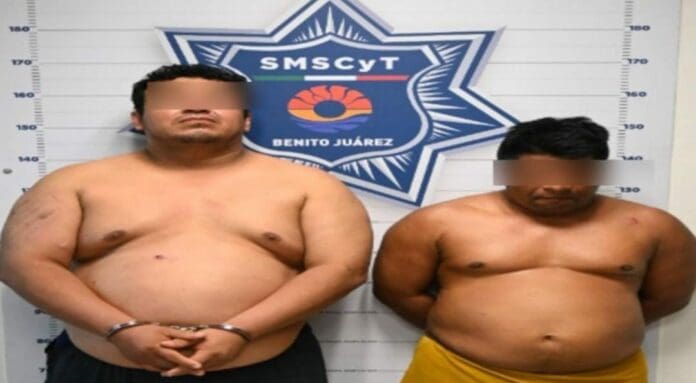 Policías detuvieron a dos sujetos por golpear a una mujer en Cancún. Eran el esposo y el cuñado de la víctima.
