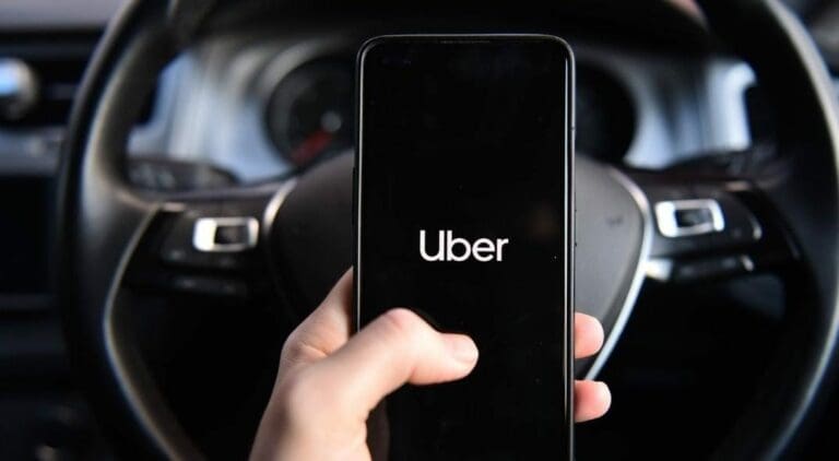 La plataforma Uber asegura que cuenta con una suspensión definitiva otorgada por un juez para operar en el AIC.