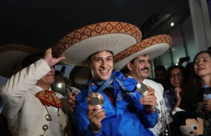 Video: Reciben como héroe al clavadista mexicano Osmar Olvera, tras ganar dos medallas en París 2024