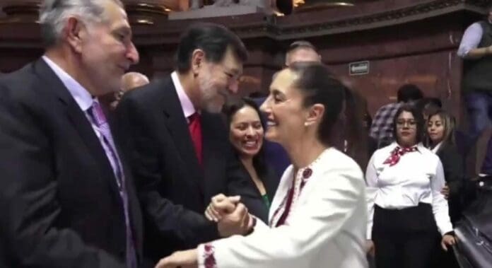 Claudia Sheinbaum está envuelta en una nueva polémica luego que fuera vista saludando a Gerardo Fernández Noroña únicamente de mano.