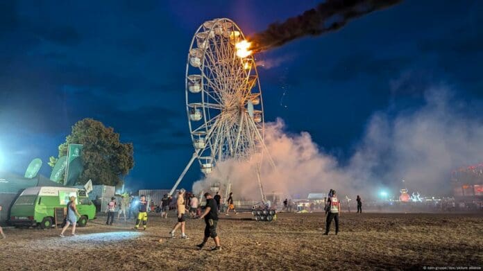 Rueda de la fortuna se incendia durante festival, deja 30 personas heridas