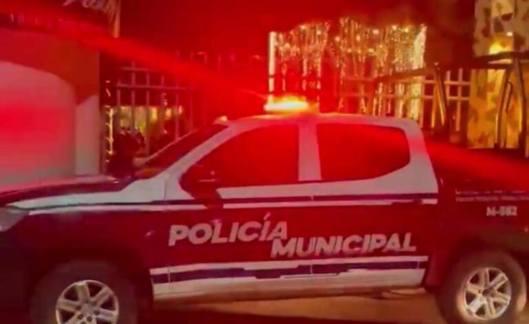 Menores se intoxican por beber alcohol adulterado en fiesta clandestina en Puebla