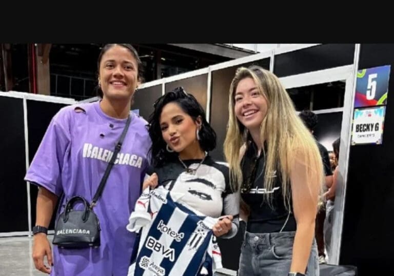 Becky G muestra su amor por las Rayadas de Monterrey con una foto que se viralizó