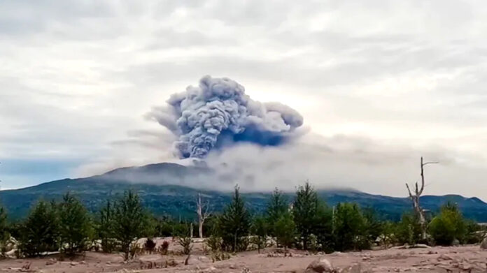 Video: Tras terremoto, hace erupción volcán en Rusia; descartan tsunami