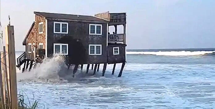Video: Casa frente al mar “es devorada” por el océano