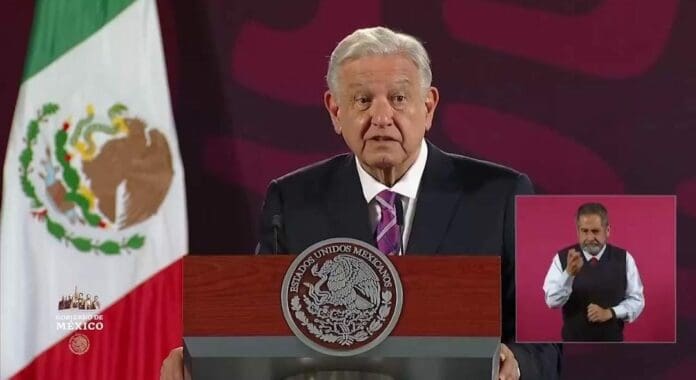 AMLO criticó a los empresarios que pidieron al IINE que limite la representación de Morena en el Congreso de la Unión.