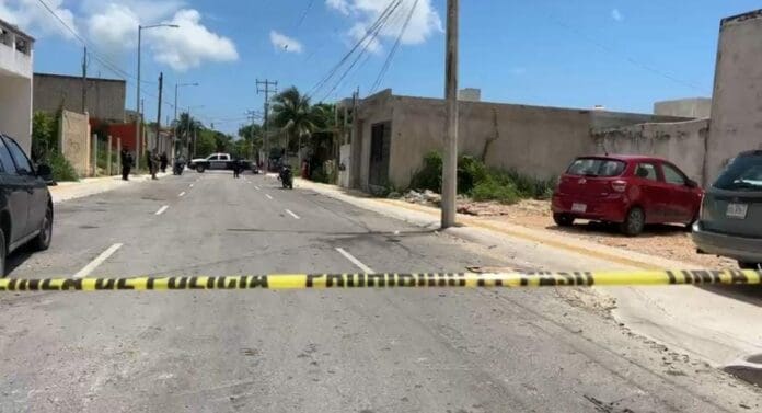 Una persona fue ejecutada en Cancún este lunes, cuando se encontraba en su domicilio, ubicado en la Región 245.