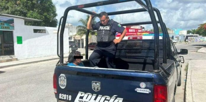 Ciudadanos de Playa del Carmen detienen a ladrón que entró a robar a un Super Willys y lugo lo entregaron a los policías.