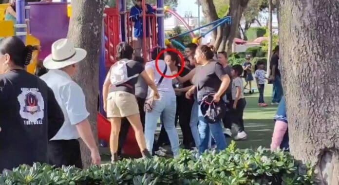 Un parque infantil de San Pedro Cholula, Puebla fue el lugar donde dos familias se agarraron a golpes y empujones.