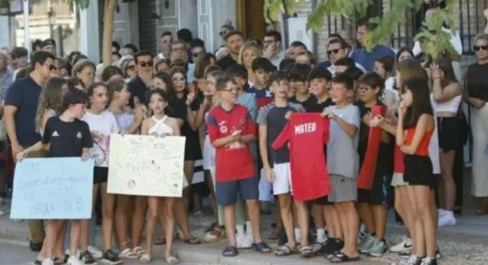 Un niño de solo 11 años de edad murió tras ser apuñalado por un sujeto mientras jugaba futbol con otros dos menores.