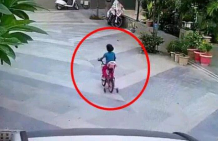 VIDEO: Niña de 4 años muere arrollada por una camioneta tras caer de su bici