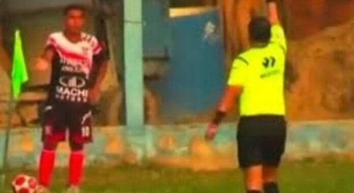 Expulsan a un futbolista de Perú por orinar en el campo. El incidente sorprendió al público, a los rivales y comentaristas.