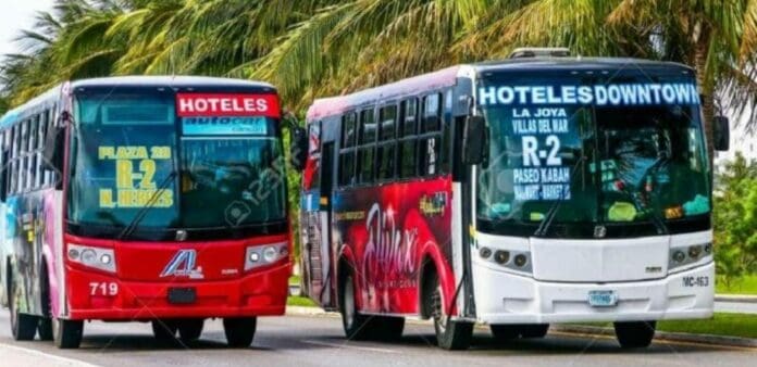 Denuncian que choferes de combis de Cancún y camiones de Zona Hotelera están cobrando 5 pesos de más a pasajeros.
