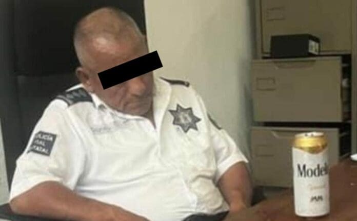 Un policía que fuera captado bebiendo cerveza en su oficina en una localidad de Oaxaca ha sido separado de su cargo.