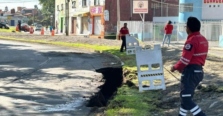 Se formó un socavón en la colonia La Mora en Toluca, Estado de México derivado de una filtración a la bóveda del río Verdiguel.